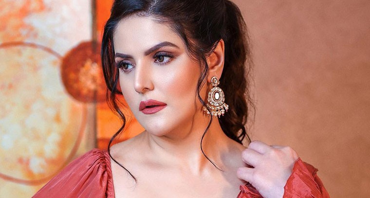  జరీన్‌పై అరెస్ట్ వారెంట్ జారీ