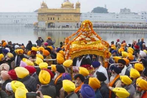 Devotees pay tribute to Guru Gobind Singh in Golden Temple