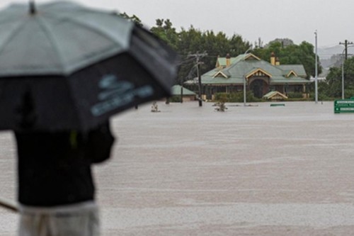 Thousands isolated as flooding crisis in Australia worsens