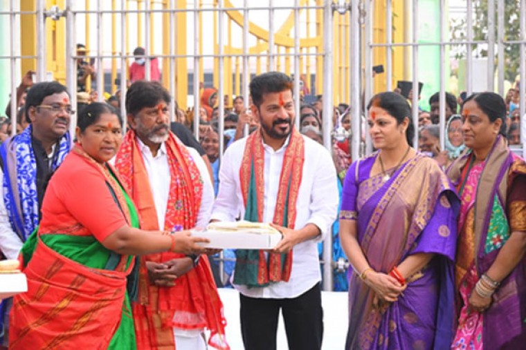 Telangana CM, ministers offer prayers at tribal shrine in Medaram