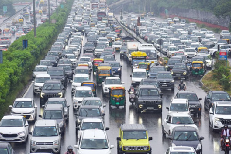Major traffic jam on Vijayawada-Hyderabad highway as people return home after Dussehra holidays