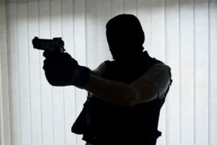 Robbers open fire, loot cash near Hyderabad
