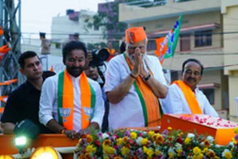 Prime Minister Modi's roadshow in Hyderabad draws huge crowd