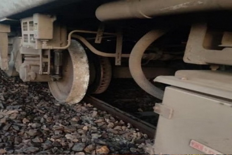 Narrow escape for passengers as Godavari Express derails near Hyderabad