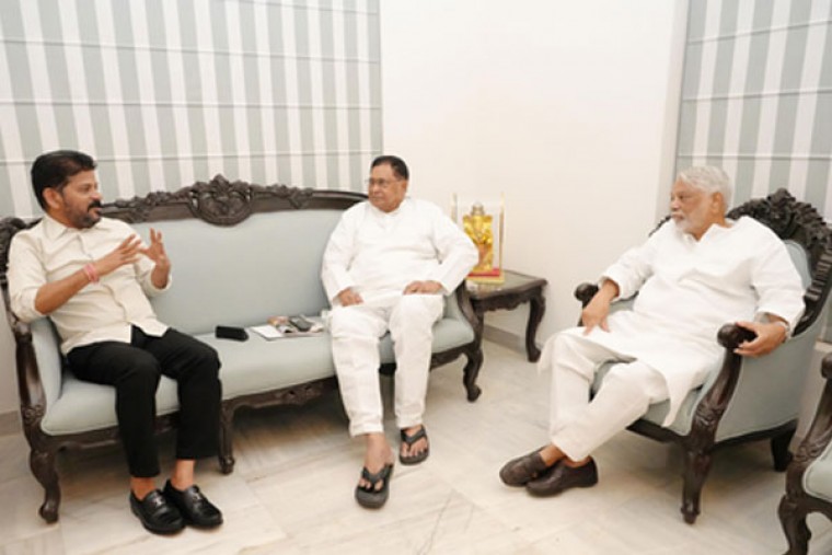 Telangana CM discusses Operation Kagar, Peace Committee's appeal with advisors