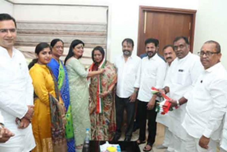 Hyderabad Mayor Vijayalaxmi joins Congress