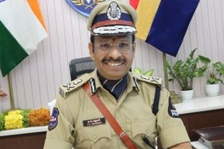 Hyderabad Police Commissioner warns against mobile phone use while driving