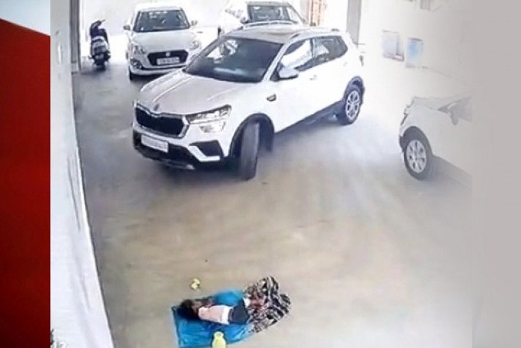 Car runs over toddler sleeping in Hyderabad parking lot