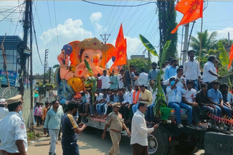 Ganesh immersion in Hyderabad's Hussain Sagar continues for second day