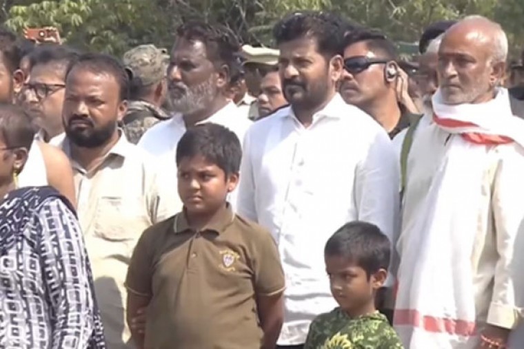 Telangana CM, ministers bid adieu to poet Andesri