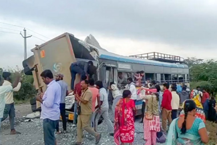 Vice President Radhakrishnan Expresses Deep Anguish Over Loss of 20 Lives in Telangana Accident