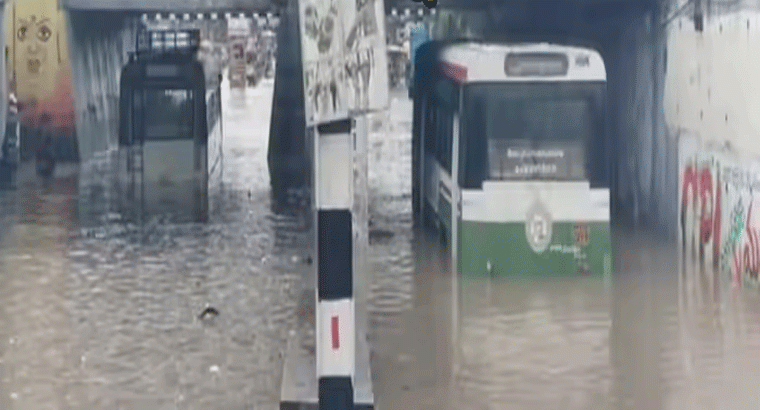 వరంగల్‌లో వర్ష బీభత్సం.. వరదలో చిక్కుకున్న ఆర్టీసీ బస్సులు