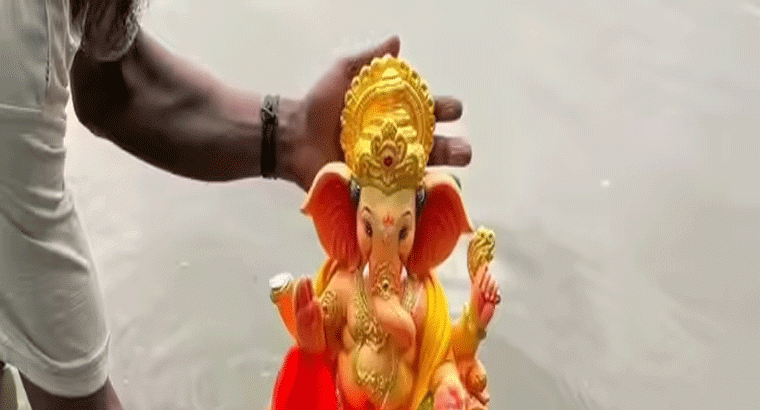 వినాయకుడితో పాటు రూ.5 లక్షల విలువైన బంగారం నిమజ్జనం