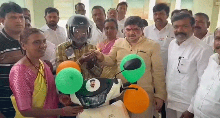 ఉచితంగా స్కూటర్లు, ట్రై సైకిళ్లను పంపిణీ చేసిన మంత్రి పొన్నం