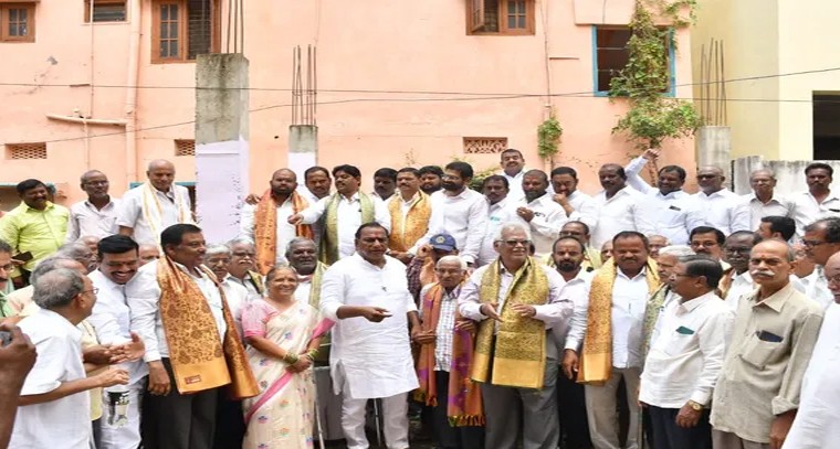 సీనియర్ సిటిజన్స్ భవనం పనులకు శంకుస్థాపన
