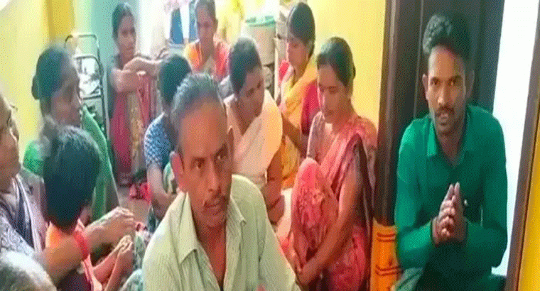 భార్య కోసం భర్త ధర్నా.. మహిళా సంఘాల సపోర్ట్