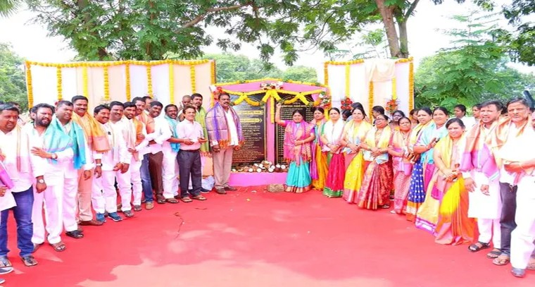 అభివృద్ధి పనులకు శంకుస్థాపన చేసిన ఎమ్మెల్యే
