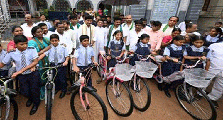 కేటీఆర్ బర్త్‌డే.. విద్యార్థులకు ఉచితంగా సైకిళ్లు పంపిణీ