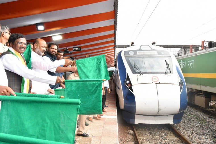 మంచిర్యాల రైల్వే స్టేషన్‌లో వందేభారత్ రైలు స్టాపేజీని ప్రారంభించిన కేంద్ర మంత్రి బండి సంజయ్