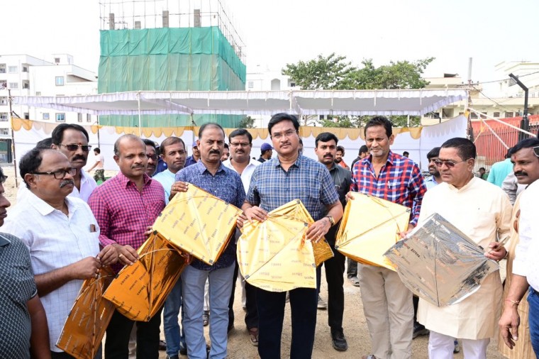 కూకట్‌పల్లి నల్లచెరువులో పతంగి ఎగరేసి వేడుకలు ప్రారంభించిన హైడ్రా కమిషనర్ ఏవీ రంగనాథ్