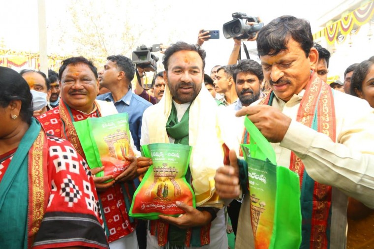 మేడారం సమ్మక్క-సారలమ్మ జాతరను సందర్శించిన కేంద్ర మంత్రులు