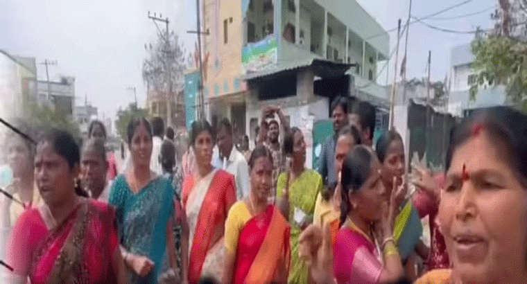 మున్సిపల్ ఎన్నికల్లో,,,,,ఓటుకు డబ్బులు ఇవ్వలేదని రోడ్డెక్కిన మహిళలు