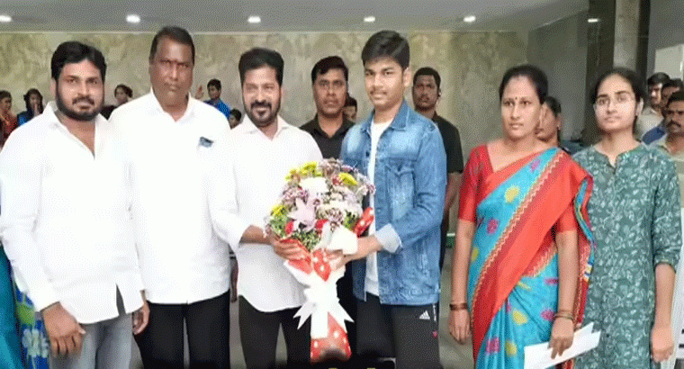రెండు కాళ్లు కోల్పోయిన యువకుడికి.. తెలంగాణ ప్రభుత్వం అండ