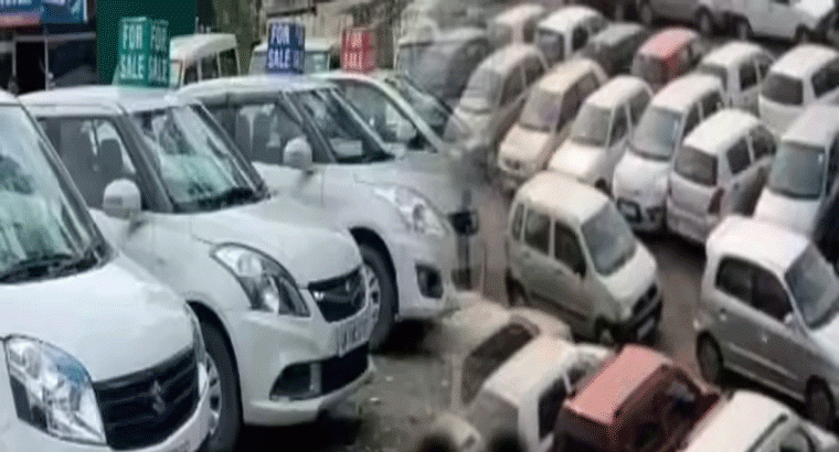 రూ.26 వేలకే కారు అంటూ ప్రచారం.... తెల్లవారుజాము నుంచి క్యూ