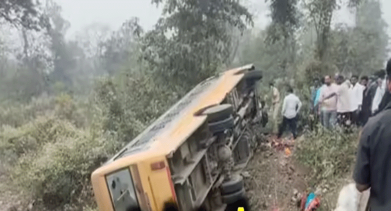 తెలంగాణలో ప్రైవేట్ స్కూల్ బస్సు బోల్తా