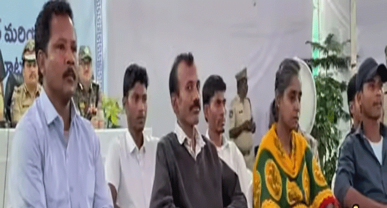 మావోయిస్టులకు కోలుకోలేని దెబ్బ,,,,ఆయుధాలు, డబ్బు సహా లొంగిపోయిన అగ్రనేత బర్సే దేవా