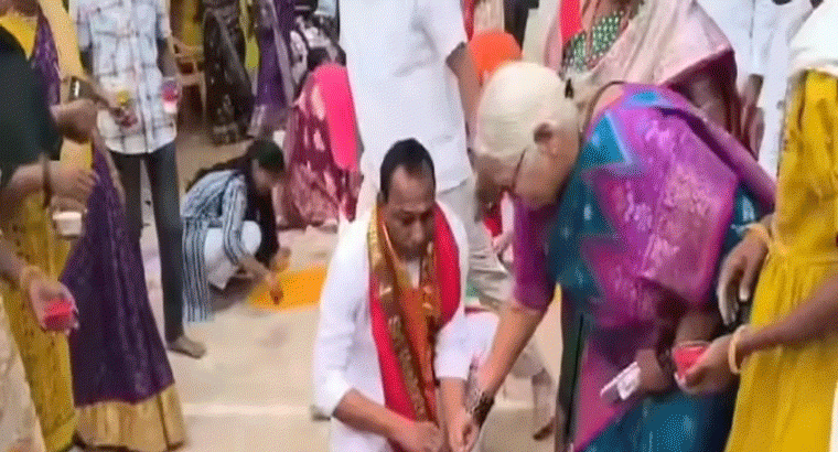 సంక్రాంతి పండుగ వేళ స్థానిక మహిళలతో కలిసి.. ముగ్గేసిన ఎమ్మెల్యే మల్లారెడ్డి