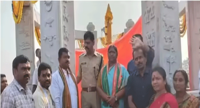 మేడారం జాతరలో కీలక ఘట్టం.. గద్దెలపైకి పగిడిద్దరాజు, గోవిందరాజులు