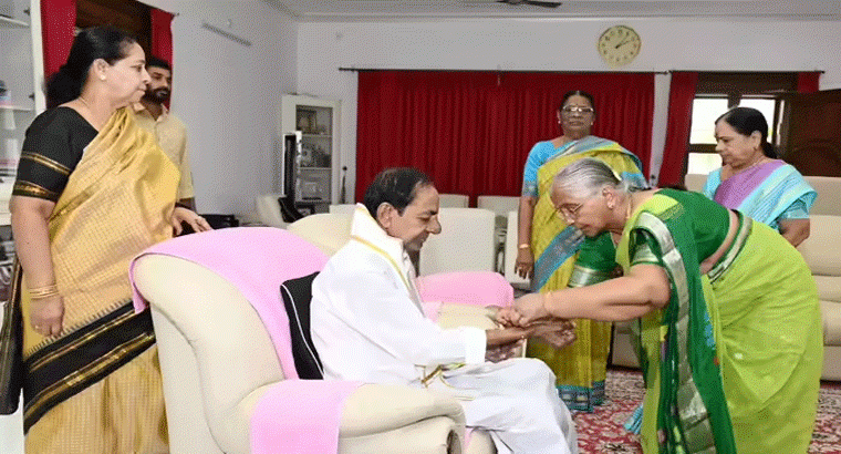 అక్కలు, చెల్లె కాళ్లుమొక్కిన గులాబీ దళపతి కేసీఆర్‌,,,, కనిపించని కవిత