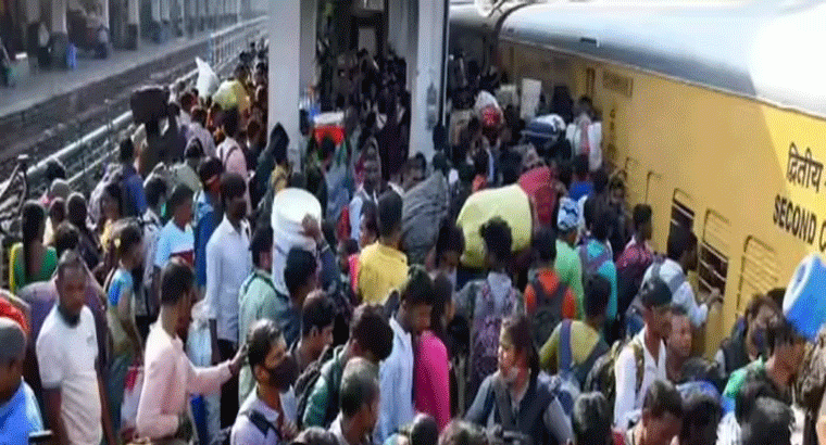 పండుగ పూట సామాన్యుడిపై టికెట్ ధరల భారం,,,,,హైదరాబాద్ టు విజయవాడ టికెట్ రేటెంతో తెలుసా..?