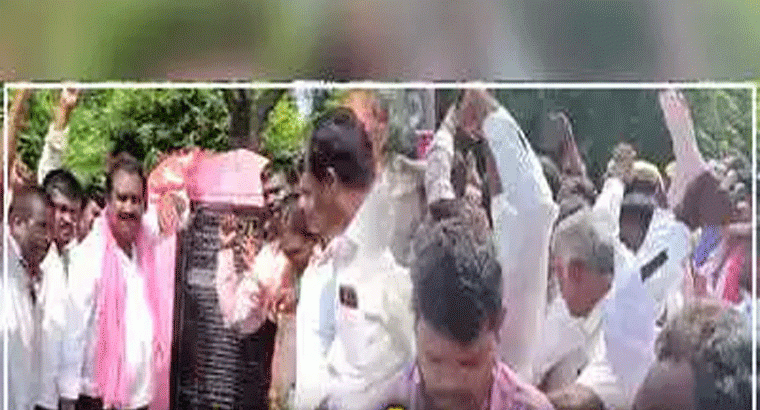 సంక్షేమ పథకాలు కార్యకర్తలకే ఇస్తారా?'.. బీఆర్‌ఎస్ ఎమ్మెల్యేకు నిరసన సెగ