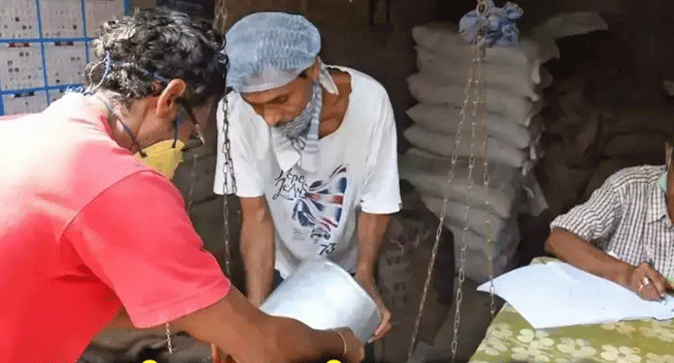 రేషన్ కార్డు ఈ కేవైసీ,,,,అక్రమాలకు తెరలేపుతున్న కొందరు డీలర్లు