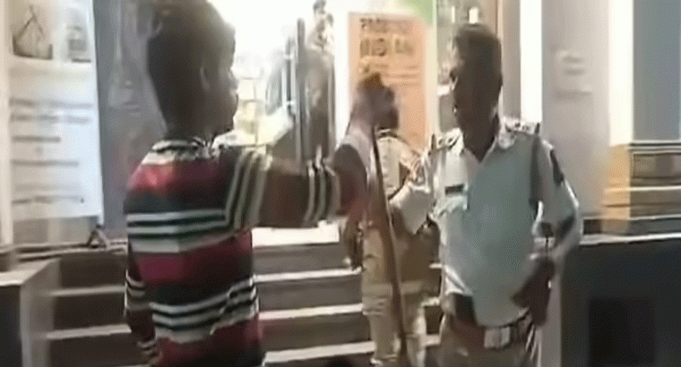 ‘సీజ్ చేసిన నా ఆటో ఇవ్వకపోతే.. పామును వదులుతా’.. ట్రాఫిక్ పోలీసులను బెదిరించిన డ్రైవర్