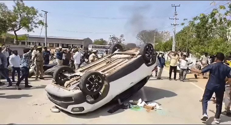 కామారెడ్డి ఎమ్మెల్యే క్యాంప్ ఆఫీస్ వద్ద ఉద్రిక్తత.. కాంగ్రెస్ నేత కారుకు నిప్పు