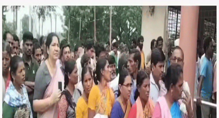 సామాన్య రైతులా యూరియా కోసం క్యూలో నిల్చొన్న మాజీ మంత్రి