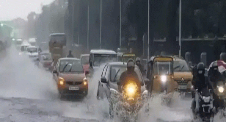  దంచికొట్టిన వర్షం.. కొట్టుకుపోయిన ద్విచక్ర వాహనాలు