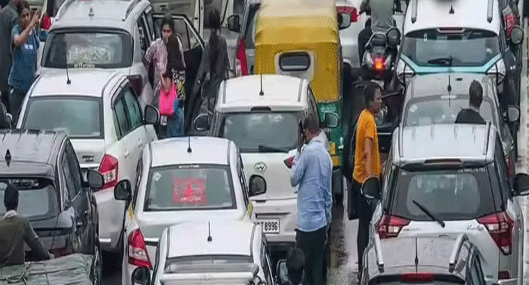 హైదరాబాద్ నగరవాసులకు అలర్ట్.. ఈ మార్గంలో ట్రాఫిక్ ఆంక్షలు,