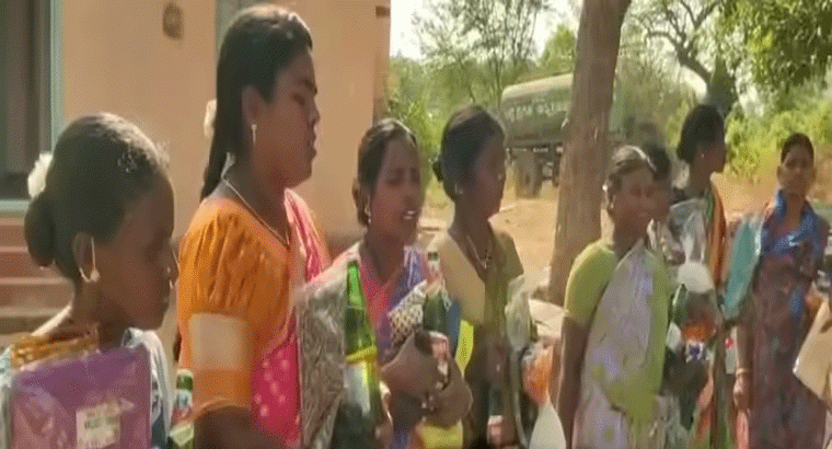 ఎన్నికల వేళ పంచిన బహుమతులను.. తిరిగిచ్చిన ఓటర్లు