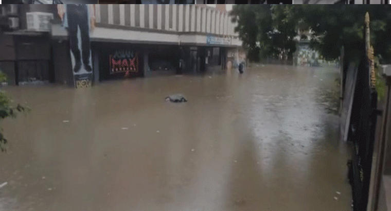 థియేటర్‌లోకి వరద.. ఆగిపోయిన రజినీకాంత్ కూలీ సినిమా