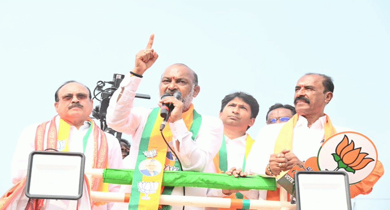 బీజేపీ శ్రేణులపై దాడి చేశారని,,,,పోలీసులపై మండిపడ్డ బండి సంజయ్