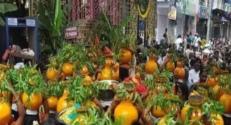 ఐటీ కారిడార్ అంతా బోనాల సందడే సందడి