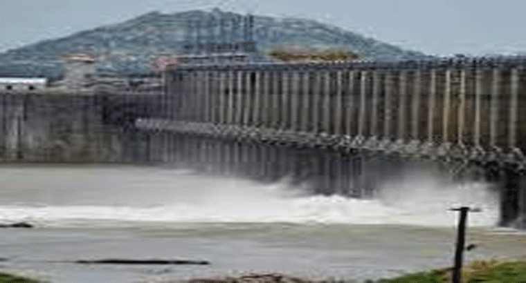 జూరాల ప్రాజెక్ట్ వద్ద ఘోర ప్రమాదం..ఎగిరి డ్యామ్‌లో పడిన యువకుడు