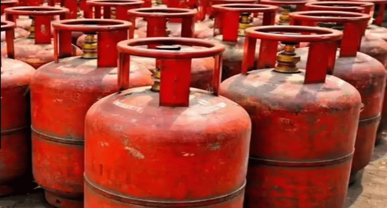 హైదరాబాద్ హాస్టళ్లలో చపాతీ, పూరీ కట్,,,ఐటీ కారిడార్‌లో గ్యాస్ కష్టాలు