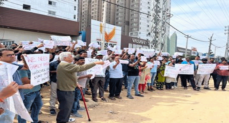 వాసవి అర్బన్ అపార్ట్‌మెంట్ ముందు,,,, ఫ్లాట్లు కొనుగోలు చేసిన ప్రజల ధర్నా