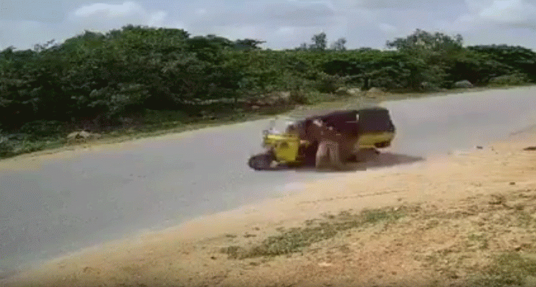 ఆటోపై దూసుకెళ్లిన లారీ.. ఇద్దరు స్పాట్ డెడ్‌