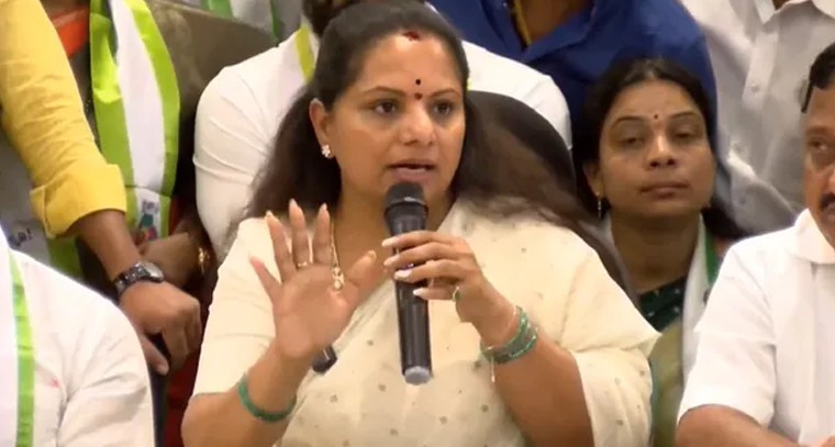 నేను ఏ పార్టీలో చేరను.. భవిష్యత్ నిర్ణయం చర్చల తర్వాతే: కవిత 

